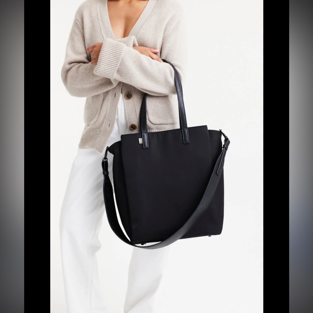 BEIS Black Travel Bag with Versatile Design